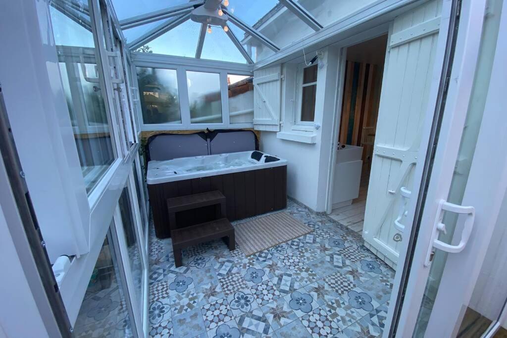 Maison De Plage Avec Spa/Jacuzzi A 250 M De La Mer La Tranche-sur-Mer Exterior foto